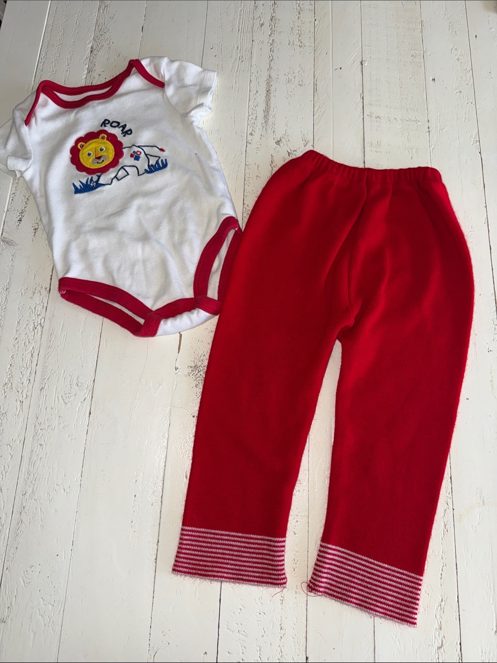 12/24m vintage Kids Red & White Lion One-Piece Set